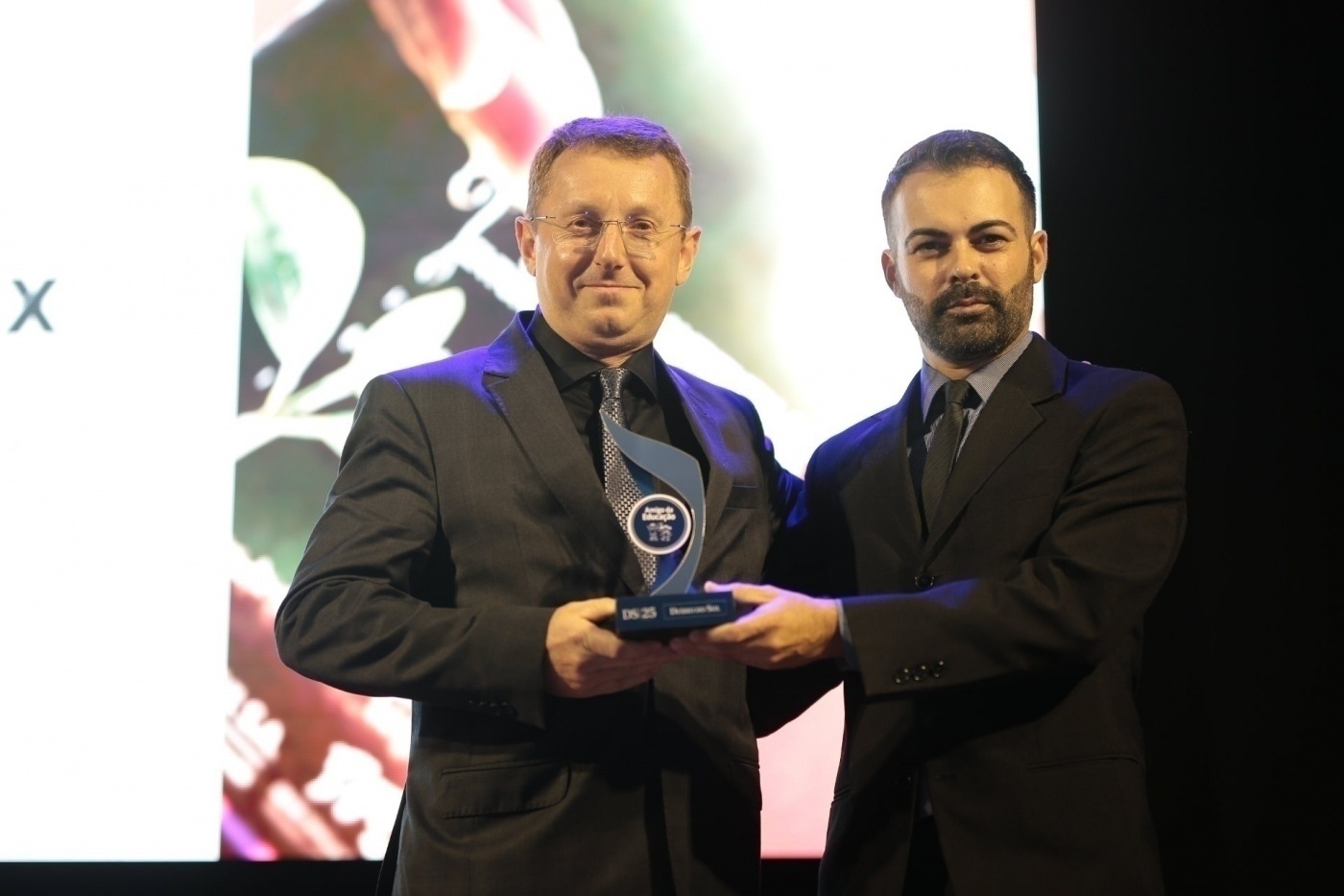UAW! É homenageada com o troféu "Amigo da Educação"